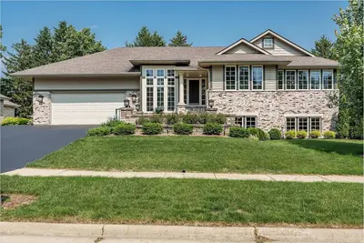 Image de Charming 3-bedroom house with in home theater and gorgeous sunroom in Rockford.