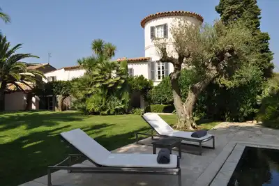 Image de Villa de caractère au cœur de Saint-Tropez! \nPiscine, jardin luxuriant et calme