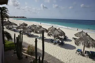 Image de Escape To Aruba 2 King Bedroom Suites Near Eagle Beach Free Parking Pets Allowed
