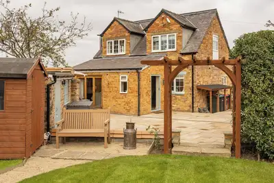 Image de Welcome to The Coach House, a stunning converted coach house and stables in the peaceful village of Staxton, just a short drive from Scarborough and the beautiful Yorkshire Coast. Blending countryside character with contemporary luxury.