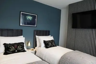 Image de Cosy Refurbished 4-Bed Home | Double Parking | Near Legoland & Reading