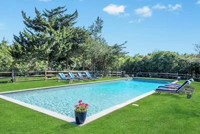Image de Secluded, Charming Southampton estate with pool, gardens, and timeless. . .