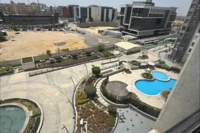 Image de elegant apartment with balcony lake view and pool access