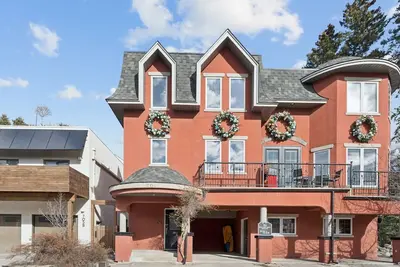 Image de Creekside mountain retreat, next to creek — 2 min walk to Canmore main street!