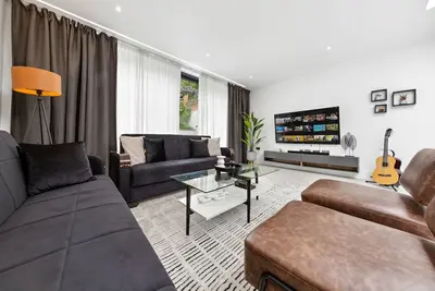 Image de Luxury 5-Bed Golfside Home in Stockwood Park