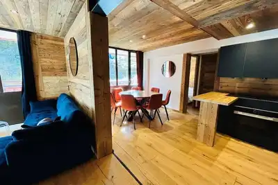 Image de 100m du centre station, 1er étage, balcon, télévision, casier à ski, 65m², Tignes