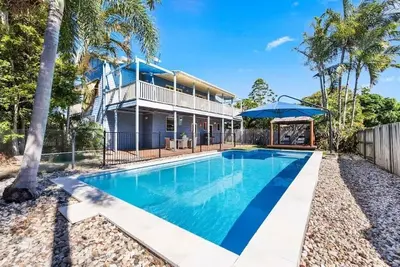 Image de Bluewater Beach Retreat - 5bd/Pool/Walk to Beach