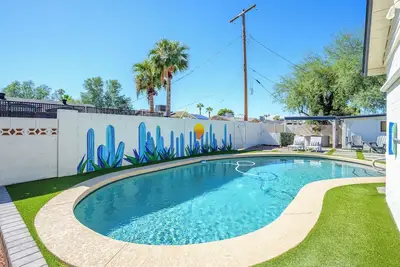 Image de New Charming 4br Retreat - Pool, Games, Fire Pit