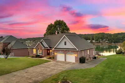 Image de Perfect Family Getaway - 6-Bedroom Boone Lakefront Home with Game Room!