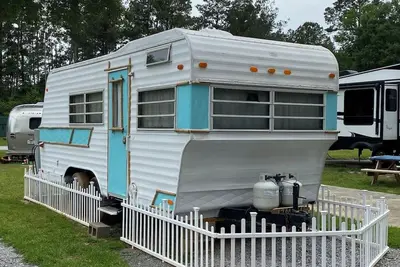 Image de Adorable (Renovated) Vintage Camper, good for stays of a few nights to a week for 2-3 people - possibly for a family of 4 with 2 Small children. Staying here entitles you to use of all the park's amenities.
