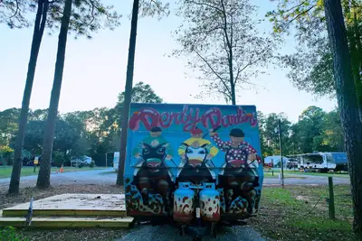 Image de Ky Derby-themed glamper nestled in a beautiful treed area of the park. Sleeps 2-3, futon + drop-down table for 2nd bed. Staying here entitles our guests to access all of the park's amenities like the sparkling pool and spa with waterfall and cave gro