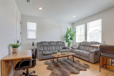 Image de Cozy & Convenient Residential Duplex in Woodland