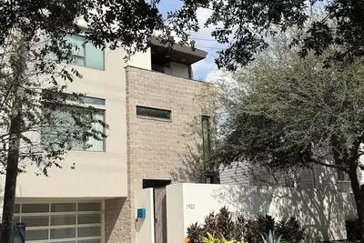 Image de Modern River Oaks Luxury Home w/ Pool, Gym & Designer Interiors – Near Nrg