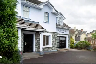 Image de Jordan house is a large 3 bedroom house in the heart of killarney