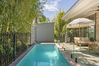 Image de \"Serenity & Poolside Sun\" -