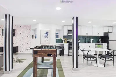 Image de Expertly designed 2br Art Deco sanctuary.