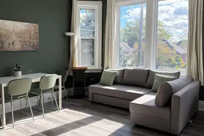 Image de Victorian Second Floor Turret Apartment