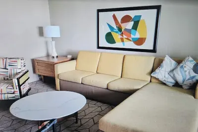 Image de 2-bedroom condo across the street and access to trump resort