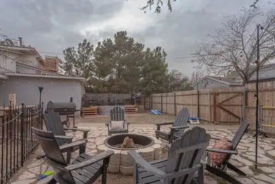 Image de 2 Homes: 4br/3ba | Walk to Dt | Fire Pit & Game Room