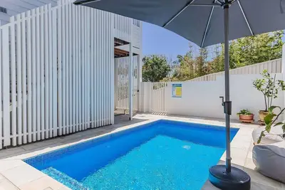 High Tide 4br 3 level house Ocean views & Pool