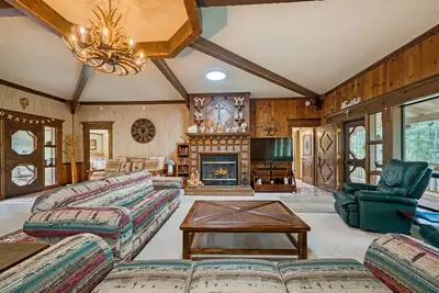 Image de Wooded Mountain Retreat w/ Decks & Fireplace