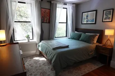 Image de Cozy full condo. Walkable to the T. Boston at your doorstep.