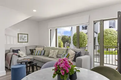 Image de Tui Apartment near the Lake - modern, central to everything and 1 minute walk from lake