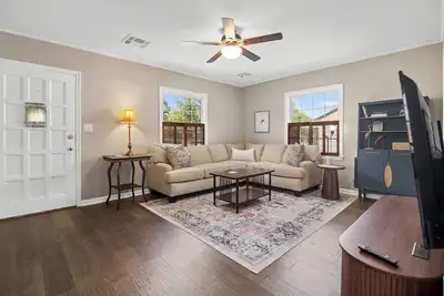 Image de 3-bedroom 1 bath Cottage, Walk to Expo, Pet Friendly!