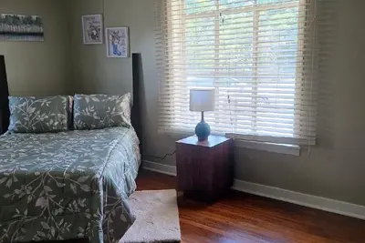 Image de Charming 3-bedroom Natchez home blends Southern comfort with convenience.