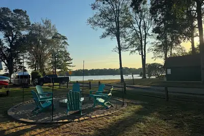 Image de Lakeside 3 bedroom retreat with game room, hot tub and kayaks