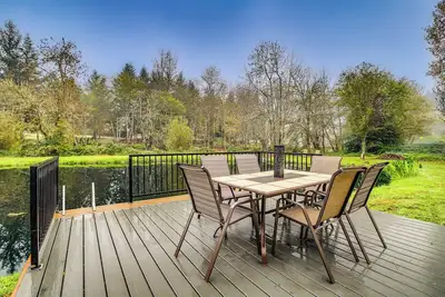 Image de 3 Acres! Spacious Waterfront Home in Amboy