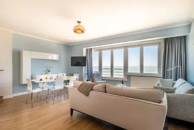Image de Appartement de style avec vue frontale sur mer