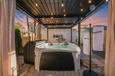 Image de 𝕋ℍ𝔼 ℝ𝔼𝕋ℝ𝔼𝔸𝕋 Hot Tub, Cinema, Game Room, Fire Pit, Bar, Garage - Sleeps 14