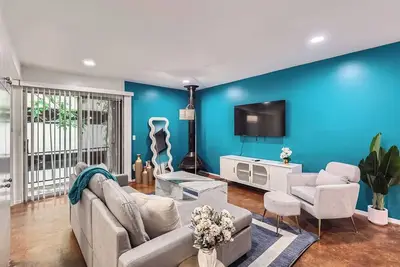 Image de Artsy King Suite Getaway | Sleeps 4 | Pool, Prkg