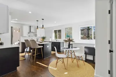 Image de This house is a 3 bedroom(s), 2 bathrooms, located in Decatur, Ga.