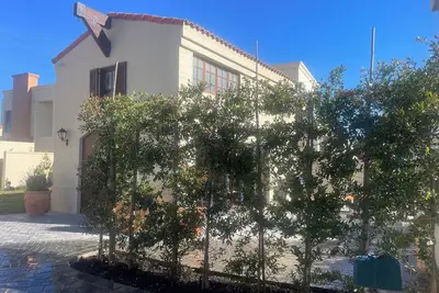 Image de Tuscan 4 sleeper, beachfront barn with hot tub & outdoor living - Sunset Beach.