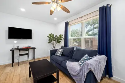 Image de Montrose Flat Nr Midtown, Museums | Tv Desk Games
