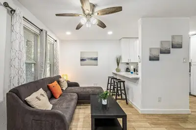 Image de Near Midtown + Montrose Apt | Games Desk WiFi Tv