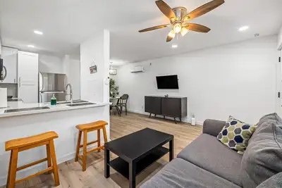 Image de Comfy Montrose Flat Near Midtown | Games Desk WiFi