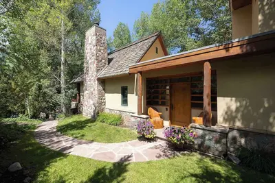 Image de Neale Manor | 5br Riverfront with Water Views