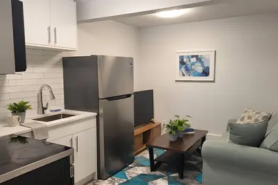 Image de Comfy Two Bedroom Basement suite with wifi, laundry and private entry.