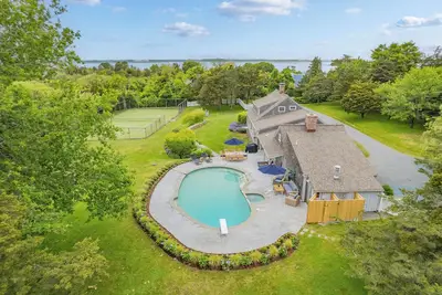 Image de Coastal Estate With Heated Pool and Tennis!