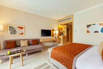 Image de Beachfront Luxury Awaits | 4 Rooms, Pools, Family Fun & Snorkeling Paradise