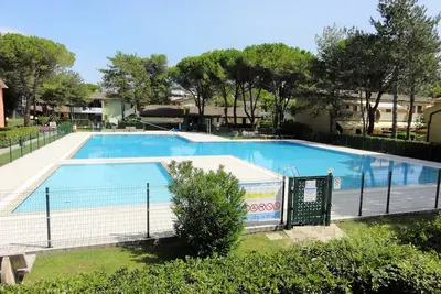 Image de Appartement lumineux avec piscine et balcon