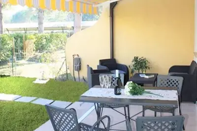 Image de Appartement au rez-de-chaussée avec piscine