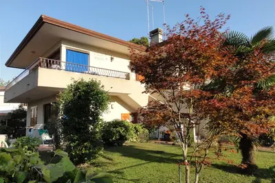 Image de Appartement dans une villa partagée avec jardin