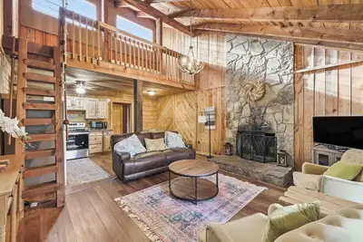 Image de Cozy TreeTop Cabin - A unique and distinct split level cabin