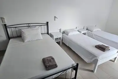 Image de Chambre 'Économique Quadruple 1' avec Balcon et Climatisation