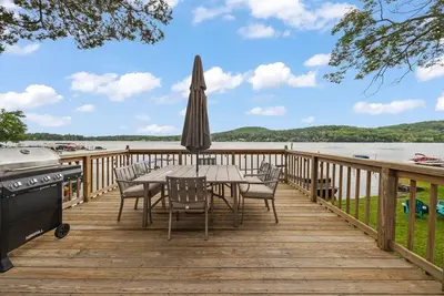 Image de Lake Front House with Rustic and Charming Feel