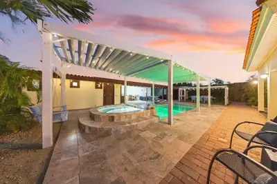 Image de 3 Min to Beach w/ Pool, Jacuzzi & Gym by Top Tier